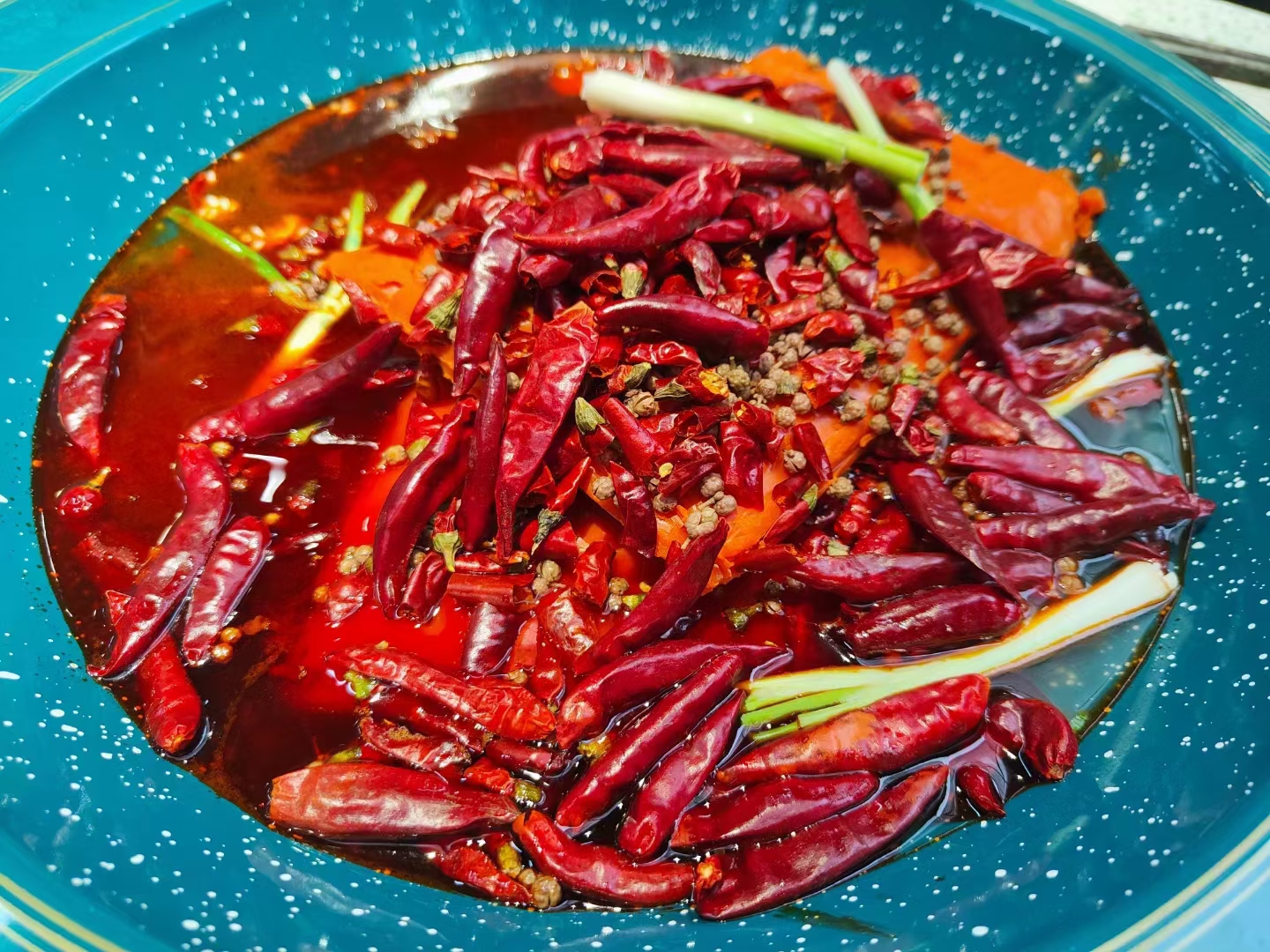 火鍋底料廠家-成都重慶火鍋底料產(chǎn)品批發(fā)，火鍋品類(lèi)新發(fā)展在哪里(圖3)