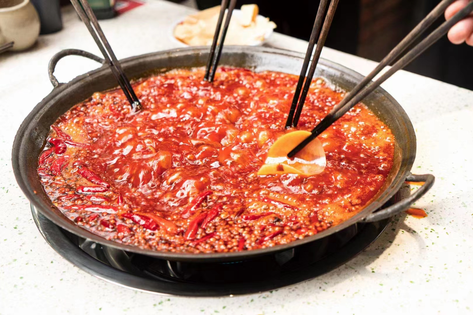 石家莊的成都火鍋底料廠家批發(fā)地址，開店商用底料怎么聯(lián)系(圖2)